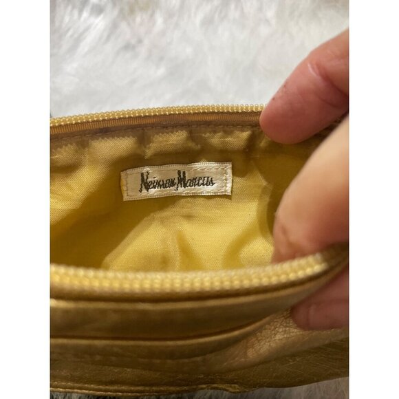 Neiman Marcus Gold Metallic Leather Wristlet Clutch With Removable Strap - Picture 5 of 7
